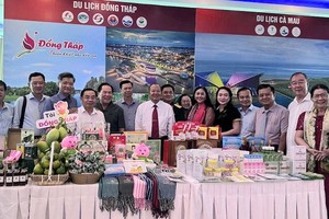 Lãnh đạo Hiệp hội Du lịch ĐBSCL và đại biểu tham quan, trải nghiệm gian hàng sản phẩm OCOP phục vụ du khách của tỉnh Đồng Tháp tại buổi Họp mặt