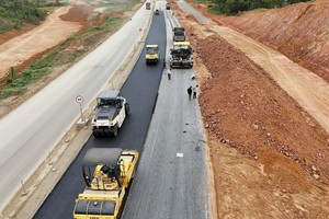 Những đoạn đường đã được thảm nhựa. (Ảnh: VGP/Lưu Hương)