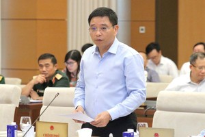  Bộ trưởng Bộ Tài chính Nguyễn Văn Thắng báo cáo tại phiên họp. 