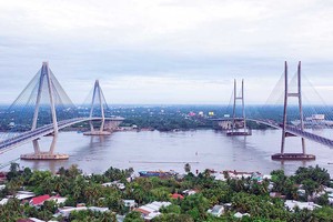 Hàng loạt công trình hạ tầng giao thông trọng điểm được đầu tư xây dựng trên địa bàn tỉnh Vĩnh Long. Trong ảnh: cầu Mỹ Thuận bắc qua sông Tiền 