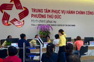 Phường Thủ Đức đưa robot vào phục vụ nước uống cho người dân ngồi chờ làm thủ tục