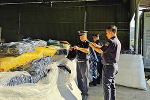 Hải quan đang thu giữ hàng giả, hàng không rõ nguồn gốc xuất xứ buôn lậu vào Việt Nam. Ảnh: Hồng Vân 