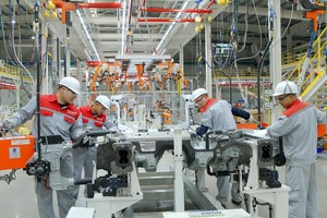 Hoạt động sản xuất tại Nhà máy ô tô Thành Công Việt Hưng thuộc khu công nghiệp Việt Hưng, tỉnh Quảng Ninh.