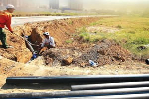 Hồ sơ mời thầu yêu cầu kinh nghiệm thực hiện tối thiểu 2 công trình hạ tầng kỹ thuật (cấp nước), trong đó có công tác lắp đặt mạng đường ống cấp nước sạch HDPE, cung cấp đồng hồ nước. Ảnh: Nhã Chi