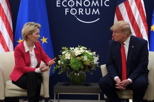 Tổng thống Mỹ Donald Trump trao đổi với Chủ tịch Ủy ban châu Âu Ursula von der Leyen trước cuộc gặp của họ tại Diễn đàn Kinh tế Thế giới ở Davos, vào ngày 21/1/2020. Ảnh: AFP