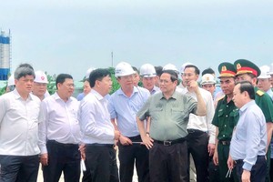 Thủ tướng kiểm tra Dự án thành phần 1 Cao tốc Châu Đốc - Cần Thơ - Sóc Trăng đoạn đầu cao tốc tại An Giang.