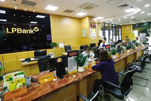 Tuy cắt giảm mạnh nhân sự, song LPBank lại mạnh tay chi cho nhân viên. Ảnh: Đức Thanh 