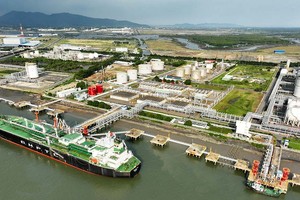 Hiện còn vướng mắc về cơ chế, chính sách trong phát triển điện khí LNG và điện gió ngoài khơi. Trong ảnh: Kho cảng LNG Thị Vải 