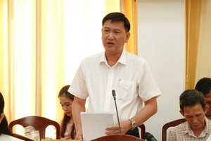 Giám đốc Sở Xây dựng TP. Cần Thơ Mai Văn Tân thông tin về tiến độ triển khai các dự án hạ tầng giao thông điểm tại buổi họp cơ quan báo chí quý II năm 2025 do UBND TP. Cần Thơ tổ chức