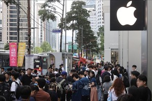 Khách hàng chờ đợi bên ngoài một cửa hàng của Apple tại Seoul, Hàn Quốc. Ảnh: Yonhap/TTXVN