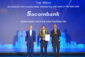 Đại diện Sacombank, ông Hà Văn Trung – Phó tổng giám đốc Sacombank nhận giải thưởng từ Ban tổ chức.