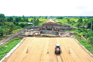 Cao tốc Châu Đốc - Cần Thơ - Sóc Trăng được yêu cầu hoàn thành vào tháng 7/2026. Ảnh: Tiên Giang