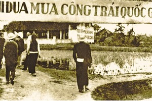 Người dân hăng hái tham gia mua Công trái Quốc gia. Ảnh: Tư liệu 