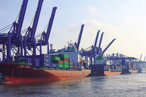 Các khoản đầu tư chiến lược vào hạ tầng không chỉ giúp giảm chi phí logistics nội địa cho doanh nghiệp xuất khẩu, mà còn nâng cao vị thế của Việt Nam như một trung tâm logistics khu vực. Ảnh: Lê Toàn