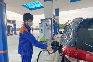 Sau khi tăng thêm 235 đồng/lít, giá bán lẻ mỗi lít xăng RON95 vượt 20.000 đồng từ 15 giờ chiều nay. 