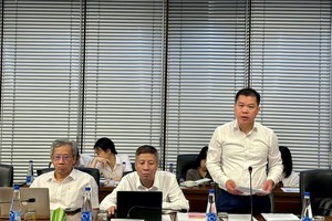 Ông Lê Thế Phúc, Vụ trưởng Vụ Pháp chế và Quản lý khoa học (Tòa án nhân dân Tối cao) trình bày một số nội dung chủ yếu của dự thảo luật tại tọa đàm. Ảnh Diệu Huyền. 