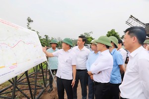 Ông Phạm Đức Ấn, Chủ tịch UBND tỉnh Quảng Ninh chỉ đạo đẩy nhanh tiến độ thi công đường ven sông nối cao tốc Hạ Long - Hải Phòng đến khu vực Đông Triều. Ảnh: Đỗ Phương