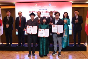 Trong khuôn khổ Tọa đàm đã diễn ra lễ trao đổi các văn kiện hợp tác quan trọng, hứa hẹn mở ra giai đoạn phát triển mới cho doanh nghiệp văn hóa hai nước. 