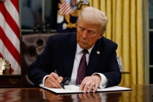 Tổng thống Mỹ Donald Trump ký sắc lệnh tại Nhà Trắng. Ảnh tư liệu: Getty Images/TTXVN 