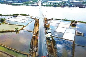 Cầu Gành Hào có tổng mức mức đầu tư 655 tỷ đồng đã được thông xe nhân dịp kỷ niệm 50 năm ngày Giải phóng miền Nam, thống nhất đất nước. Ảnh: Trần An