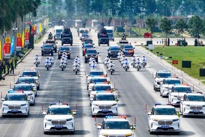 Công an TP. Hà Nội đề nghị người dân nghiêm chỉnh chấp hành Luật trật tự an toàn giao thông; nhường đường cho các phương tiện được quyền ưu tiên làm nhiệm vụ.