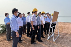 Đoàn công tác của EVN kiểm tra hiện trường thực hiện dự án nhà máy thủy điện Trị An mở rộng. 