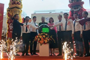 Các đại biểu thực hiện nghi thức ra mắt “Đoàn tàu du lịch 5 cửa ô và hệ thống kiểm soát vé bằng công nghệ sinh trắc học”. 