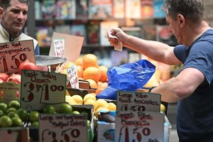 Chỉ số giá tiêu dùng (CPI) của Vương quốc Anh được dự báo đạt đỉnh 4% vào tháng 9/2025 trước khi giảm vào nửa đầu năm 2026. Ảnh: AFP 