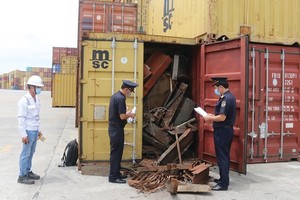 Hàng nghìn container hàng hoá tồn đọng, đắp chiếu tại cảng biển đang gây khó khăn cho hoạt động kinh doanh, thiệt hại về kinh tế cho doanh nghiệp và gây ô nhiễm môi trường.