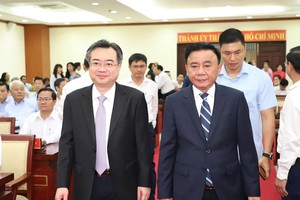 Phó bí thư thường trực Thành ủy TP.HCM Nguyễn Thanh Nghị (bên trái) được Bộ Chính trị điều động giữ chức Trưởng Ban Chính sách, Chiến lược Trung ương