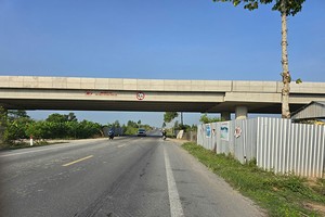 Thi công cầu vượt trên tuyến cao tốc Châu Đốc - Cần Thơ - Sóc Trăng