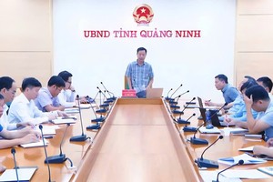 Ông Lê Văn Ánh, Phó Chủ tịch UBND tỉnh Quảng Ninh chủ trì buổi làm việc với địa phương, đơn vị liên quan để tháo gỡ khó khăn, vướng mắc trong quá trình thực hiện công tác bồi thường, giải phóng mặt bằng phục vụ Dự án Nhà máy điện khí LNG Quảng Ninh. Ảnh: QMG 