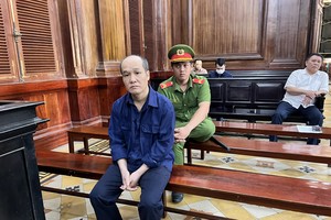 Bị cáo Ngô Xuân Trường (áo xanh) và Lưu Quang Lãm (áo trắng).