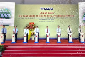 Các đại biểu bấm nút khởi công Khu công nghiệp Cơ khí Ô tô Chu Lai Trường Hải mở rộng. 