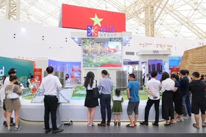 Không gian trưng bày MIK Group thu hút đông đảo khách hàng tới tham quan, trải nghiệm ngay sau Lễ khai mạc