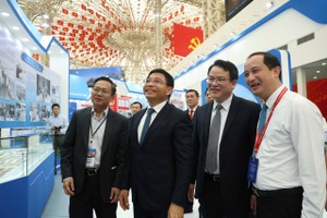 Gian trưng bày của ngành Tài chính nằm trong khuôn khổ Triển lãm “Thành tựu Đất nước nhân dịp kỷ niệm 80 năm ngày Quốc khánh. Trong ảnh: Bộ trưởng Bộ Tài chính Nguyễn Văn Thắng (thứ hai từ trái sang), Thứ trưởng Bộ Tài chính Trần Quốc Phương (thứ ba thừ trái sang), Chánh Văn phòng Bộ Tài chính Phạm Chí Thanh (ngoài cùng bên trái) và Phó Chánh Văn phòng Bộ Tài chính Hoàng Minh Tuấn (ngoài cùng bên phải) thăm gian trưng bày vào ngày khai mạc 28/8. 