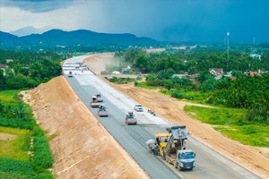 Các nhà thầu đang đẩy nhanh tiến độ thi công Dự án cao tốc Quảng Ngãi - Hoài Nhơn. 