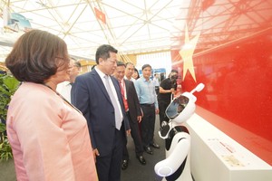 Sáng 28/8, Bộ trưởng Bộ Xây dựng Trần Hồng Minh và các lãnh đạo Bộ Xây dựng đã tới thăm không gian trưng bày thành tựu của ngành, trong đó có lá cờ Tổ quốc bằng đá nhân tạo gốc thạch anh VICOSTONE® xác lập kỷ lục lớn nhất Việt Nam