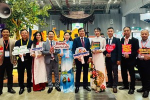 Ông Trần Trung Hiếu, Phó giám đốc Sở Du lịch Hà Nội (thứ tứ từ trái qua) và các đại biểu check-in tại Gian hàng của Sở Du lịch Hà Nội.