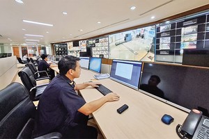 Hoạt động tại Phòng Giám sát hải quan trực tuyến (Cục Hải quan). Ảnh: Hà Thái 