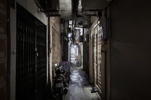 Hà Nội: Những căn nhà không thấy bóng mặt trời nhưng vẫn có giá tiền tỷ