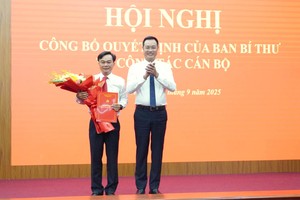 Bí thư Tỉnh uỷ Quảng Trị Lê Ngọc Quang tặng hoa chúc mừng tân Phó bí thư Tỉnh uỷ Nguyễn Chiến thắng. Ảnh: Linh Việt