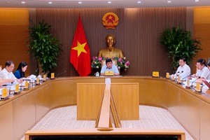 "Các bộ, ngành cần tiếp tục tập trung cao độ, có trách nhiệm, thống nhất về quan điểm, nghiên cứu sâu, có giá trị để tham gia vào Đề án", Phó thủ tướng lưu ý và nhấn mạnh cần làm rõ vai trò chủ đạo của kinh tế Nhà nước, tính dẫn dắt, tiên phong của doanh nghiệp nhà nước - Ảnh: VGP/Thu Sa