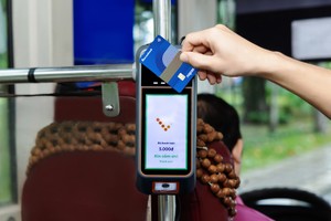 Khách đi xe buýt ở TP.HCM đã có thể 'chạm' thanh toán tự động qua thẻ NAPAS