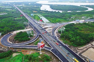 TP.HCM đặt trọng tâm vào thúc đẩy giải ngân vốn đầu tư công để thúc đẩy tăng trưởng. Trong ảnh: Công trình trọng điểm mở rộng cao tốc TP.HCM - Long Thành. Ảnh: Lê Toàn 