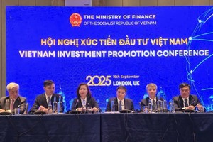 Bộ trưởng Nguyễn Văn Thắng (thứ ba từ phải sang) cùng đại diện lãnh đạo một số đơn vị thuộc, trực thuộc Bộ Tài chính chủ trì hội nghị.