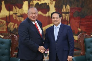Thủ tướng Chính phủ Phạm Minh Chính (phải) và ông Bendito dos Santos Freitas.