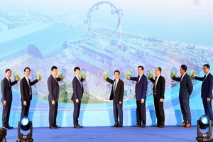 Các Đại biểu bấm nút khánh thành. Ảnh: Hatinh.gov.vn