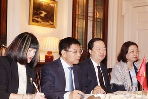 Đoàn công tác Bộ Tài chính tại buổi làm việc. Ảnh: Duy Thái.