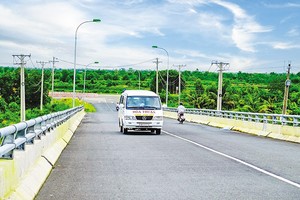 Cầu Hòa Trung đã được đưa vào sử dụng 10 năm nay mà các đơn vị thi công vẫn chưa nhận được các khoản thanh toán như cam kết. 